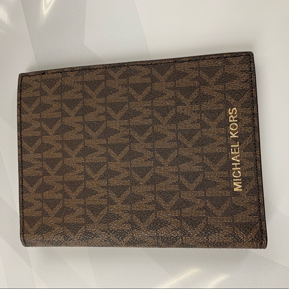 **SOLD**Micheal Kors Jet Set Passport Wallet*SOLD*